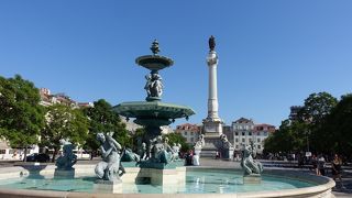 噴水が印象的な広場