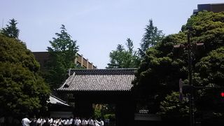 とても有名な東京大学の入り口の門