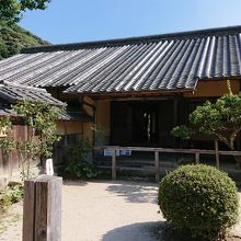 門から見た屋敷と庭