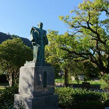 公園の入り口に立つ銅像