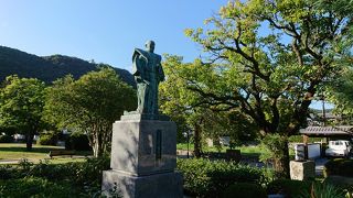 錦帯橋を正面から見守る