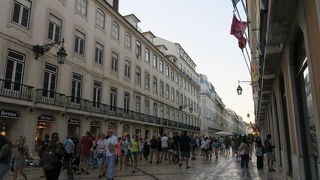 カフェやレストランが並ぶ活気あふれるエリア