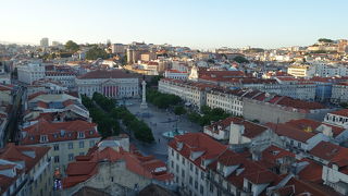 裏通りは人通りが少ないです