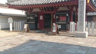 和宗の寺院に立つ親鸞聖人