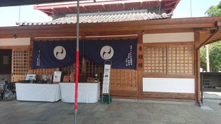 綱を引くと天井裏の鐘が鳴ります