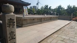 荘厳な雰囲気の石舞台