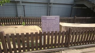 宝物館前に置かれた石棺蓋