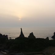 ここで夕日を見たかった。西ノ島にあるローソク状の岩。