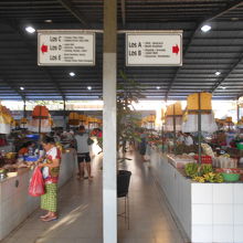 かなり清潔できちんと区分けされた市場内。