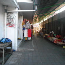 外にも働く女性たちが露店を。