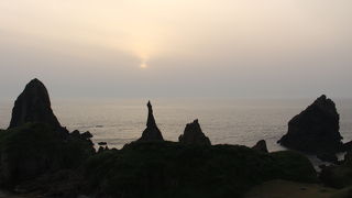 ここで夕日を見たかった。西ノ島にあるローソク状の岩。