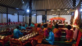 日中は博物館、夜は影絵芝居。