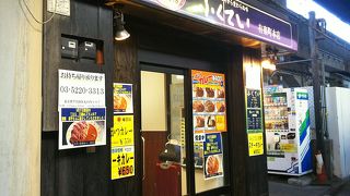ガード下のカレーライスの専門店