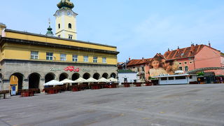 大聖堂の隣りにあるドラツ青果市場