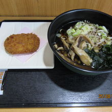 看板の椎茸蕎麦と三島コロッケ