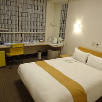 広い部屋　大きな窓　横長のデスクがいい