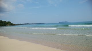 海の家や土産物の店などがそばにあります