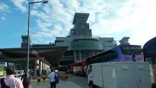 写真は厳禁、陸路の出入国管理を行う巨大な建物