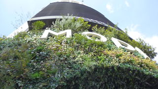 緑がいっぱいのビル