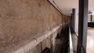 買物しながらローマ水道見学