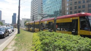 まさに幹線道路という感じで交通量は多かったですが、歩道は歩きやすかったです