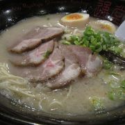 中国、台湾、韓国の人々で賑わうラーメン店