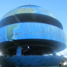 世界平和を祈念する象徴として地球の形を模した展望台の様子