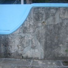 園内に移設展示されている”弾痕の塀”の様子