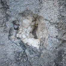 弾痕の塀に残る実際の弾痕の一例