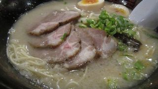 中国、台湾、韓国の人々で賑わうラーメン店