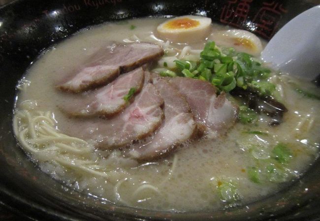 中国、台湾、韓国の人々で賑わうラーメン店