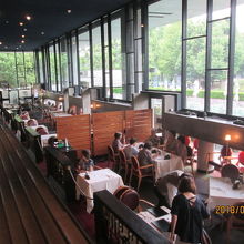 「上野精養軒」の中２階客席。