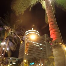 夜でも賑やかな通り