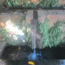 石畳道（階段）入口にある現代風の泉の様子