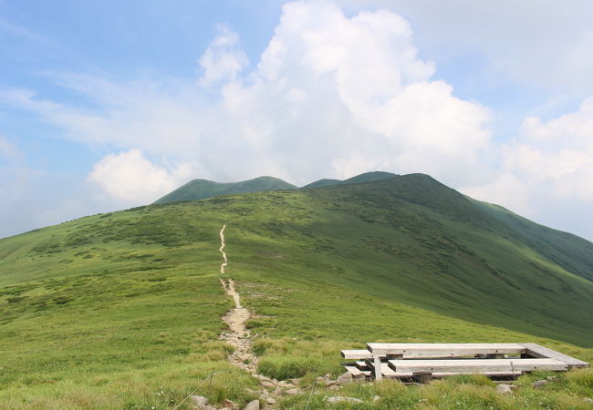 平標山からの稜線がすばらしい