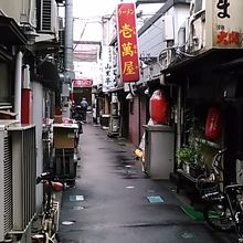 三越の南側にあります。