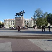 リトアニアの英雄像が立つ大聖堂広場