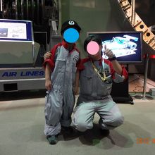 制服を着せてもらって整備士の方と記念撮影