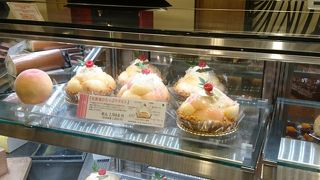 季節のフルーツを使ったケーキが充実