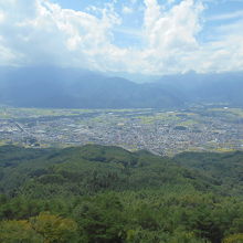 大町市街越に北アルプスの大展望