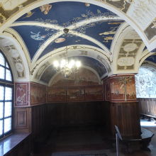 大学構内にある前キリスト教時代に書かれたフレスコ画のある部屋