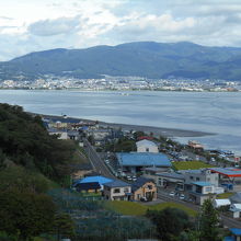 上り線サービスエリアの展望デッキから諏訪湖の西側を望む。