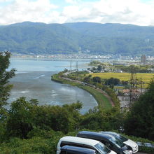 上り線サービスエリアの展望デッキから諏訪湖の東側を望む。