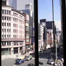 外を見れば銀座和光や三越が並ぶ交差点を見下ろせます