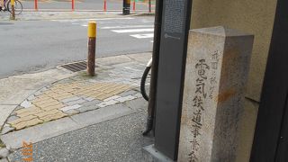 大通り沿いの民家のすぐ前に建てられた石碑