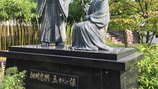 細川ガラシャと細川忠興の像