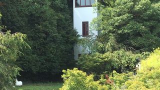 庭園の奥にある存在感ある建物