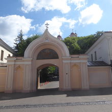 教会への入り口門
