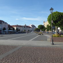 市庁舎広場の東側にある石畳の通りです