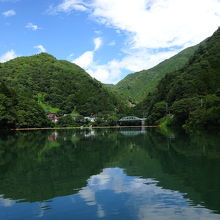 奥多摩湖の西側の風景